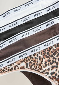 Pakiranje od četiri ženske gaćice u crnoj, bijeloj, smeškoj i leopard uzorku, s mekim pojasom označenim "NEXT." Materijal od mješavine pamuka.