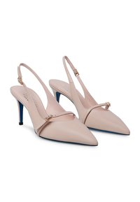 Pumps slingback in pelle nuda con punta affusolata, cinturino alla caviglia regolabile e tacchi blu. Textura liscia con accenti di hardware minimi.