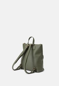 Bolso tote de cuero sintético verde con correa ajustable, forma rectangular, bolsillo frontal, acentos de hardware dorado, textura suave.