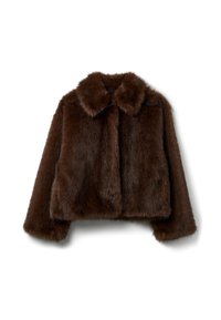 Chaqueta corta de piel sintética marrón con cuello redondo, textura suave y mangas largas. El cierre frontal está oculto para un diseño sin costuras.