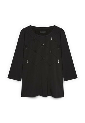 Schwarzes Langarmshirt mit Rundhalsausschnitt, das ein Rautenmuster aufweist und kleine silberne Akzente hat, die gleichmäßig über die Vorderseite verteilt sind.