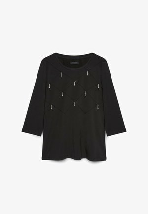 Schwarzes Langarmshirt mit Rundhalsausschnitt, das ein Rautenmuster aufweist und kleine silberne Akzente hat, die gleichmäßig über die Vorderseite verteilt sind.