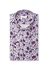Chemise blanche pliée avec un motif floral rouge et violet complexe et des poignets boutonnés sur fond blanc.