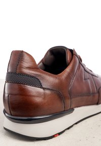 Lloyd AUGUSTINO - Trainers - braun