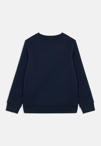 Tumši zils garām piedurknēm crewneck džemperis ar ribinātām piedurknēm un apakšmalu, attēlots no aizmugures uz baltas fona.