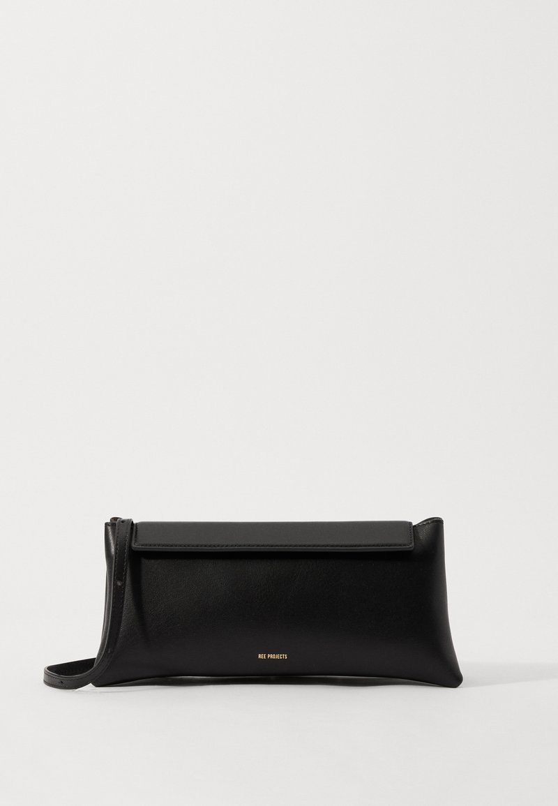 Czarna skórzana kopertówka o gładkiej fakturze, prostokątnym kształcie, z klapą składana oraz złotym logo z przodu. W zestawie regulowany pasek.