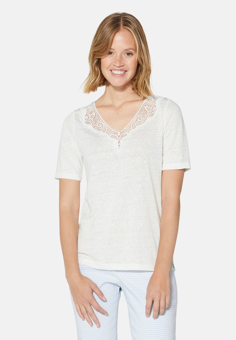 Weißes kurzärmliges T-Shirt mit einem V-Ausschnitt und Spitzenbesatz, aus weichem Stoff mit leicht strukturierter Oberfläche.