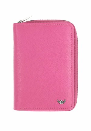 Portefeuille en cuir rose vif à fermeture éclair tout autour avec surface texturée et petit emblème argenté en bas à droite.
