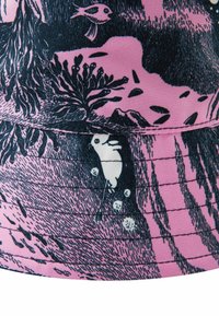 Różowa tkaninowa czapka typu bucket z detalicznym wzorem podwodnym przedstawiającym ryby, rośliny i bąbelki w granatowym i białym kolorze. Teksturowany i przeszywany daszek.