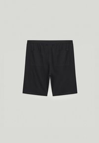Shorts noirs, tissu respirant, taille élastique, deux poches arrière, jambes à coupe droite, texture douce, sans motifs ni détails matériels visibles.