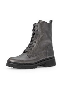 Leren enkellaars met veters in metallic grijs, met een chunky zwarte rubberen zool en versterkte neus. Heeft een hoge schacht en een lussen trekhaak.