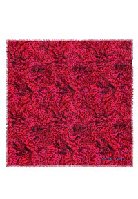 Foulard a motivi rosa e rossi con un vivace design astratto e bordi frangiati. Il materiale sembra leggero e rigido.