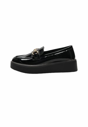 Sort laklæder plateau loafer med guldbeslag og tyk gummisål, vist i sideprofil på hvid baggrund.