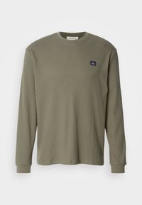 BADGE TEE - Top dugih rukava - dusty olive