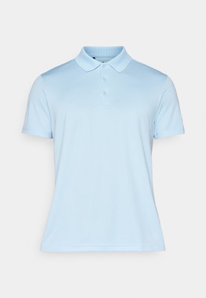 Tricou polo albastru deschis dintr-un material neted, cu o guler clasic, placket cu trei nasturi și mâneci scurte, conceput pentru o siluetă ajustată.