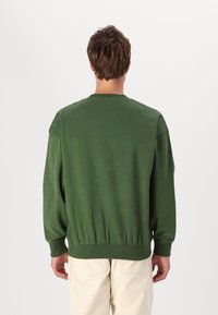 Timberland NEW BOX FIT BADGE CREW NECK - Sweatshirt - black forest green
