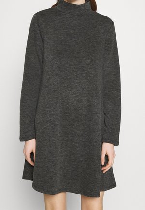 Robe à manches longues en gris foncé, avec un col haut et un tissu doux et texturé. L'ourlet évasé et la coupe ample améliorent le confort et la liberté de mouvement.