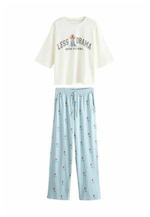 Leichte Baumwoll-Pyjama-Set besteht aus einem cremefarbenen Kurzarmshirt mit grafischem Text und blauen gestreiften Hosen mit einem verspielten Muster.