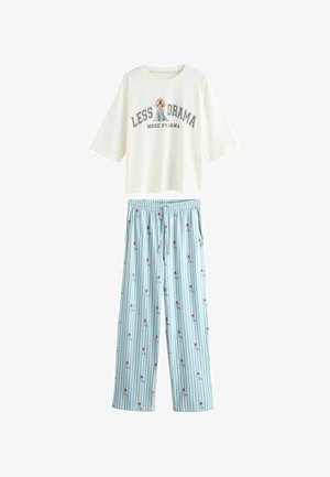 Leichte Baumwoll-Pyjama-Set besteht aus einem cremefarbenen Kurzarmshirt mit grafischem Text und blauen gestreiften Hosen mit einem verspielten Muster.