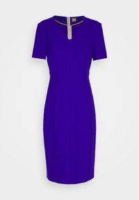 Robe violette ajustée longueur genou avec manches courtes et col en V avec un liseré beige vertical et détail col.