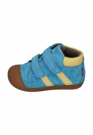 Blau-gelber Kleinkindschuh mit brauner Gummi-Sohle und Zehenschutzkappe, ausgestattet mit zwei Klettverschlüssen und weichem Innenfutter.