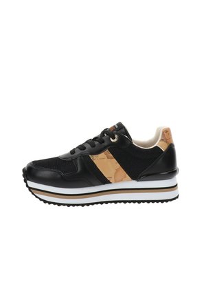 Sneaker nera con materiali in rete e pelle sintetica, occhielli dorati, accenti a motivo camouflage, suola imbottita e intersuola con strisce bianche.