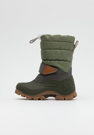 Botas infantiles de goma verde oscuro con parte superior acolchada en verde oliva, que presentan una correa beige y una suela marrón texturizada para mayor tracción.