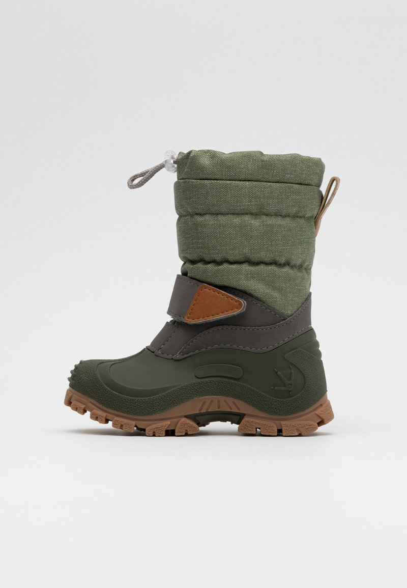 Bottes d'enfants en caoutchouc vert foncé avec un dessus rembourré olive, dotées d'une sangle beige et d'une semelle brune texturée pour une bonne adhérence.