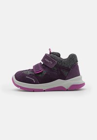 Fialová sportovní bota s šedou textilní vrchní částí, semišovými detaily, suchým zipem a růžovou podrážkou. Má texturovaný design pro lepší uchopení.
