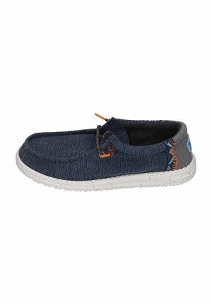 Scarpa slip-on casual blu con tessuto testurizzato, tallone grigio a contrasto, dettagli arancioni e suola bianca maculata.