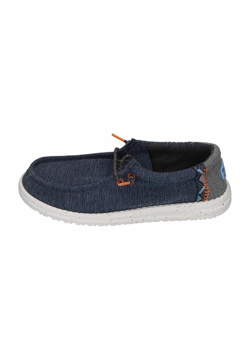 Scarpa slip-on casual blu con tessuto testurizzato, tallone grigio a contrasto, dettagli arancioni e suola bianca maculata.