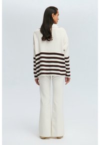 Touché Privé STRIPED   WITH BUTTON DETAIL - Džemperis - brown