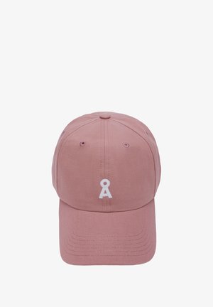 Roze katoenen pet met een gebogen klep, voorzien van een witte geborduurde logo aan de voorkant en ventilatie-oogjes aan de zijkanten.