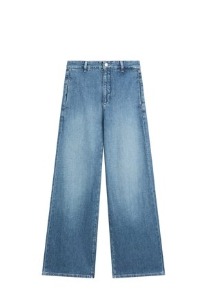 Lichtblauwe denim jeans met wijde pijpen, voorste knoop- en ritssluiting, riemlussen en zijzakken, plat weergegeven op een witte achtergrond.