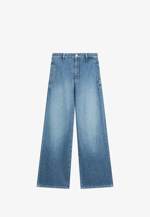 Lichtblauwe denim jeans met wijde pijpen, voorste knoop- en ritssluiting, riemlussen en zijzakken, plat weergegeven op een witte achtergrond.