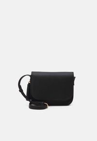 Svart läder crossbody-väska med en slät yta, lockstängning, guldfärgad hårdvara och en avtagbar axelrem.