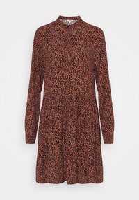 Šaty s dlouhým rukávem v rezavé barvě s černým leopardím vzorem, s límečkem a nařaseným pasem. Hladká látka s volným siluetou.