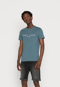 Tommy Hilfiger TOMMY LOGO TEE - T-shirt estampada - mercury marine
