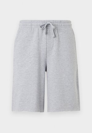 Pantaloncini di cotone grigio chiaro alla lunghezza del ginocchio con vita elastica e coulisse, stesi uniformemente su uno sfondo bianco.
