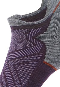 Chaussette de sport violette et grise avec des motifs géométriques et des textures, dotée d'une partie supérieure côtelée et d'un orteil renforcé pour la durabilité.