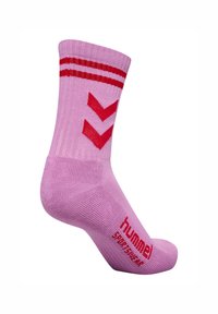 Lyserød sportssok med røde vandrette striber og chevron-design. Mærket "hummel" er trykt i rødt på siden.