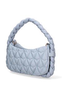 Gequilte lichtblauwe handtas met een gevlochten handvat, met een ronde vorm en subtiele hartpatronen in de textuur. Het beslag is in gouden tint.