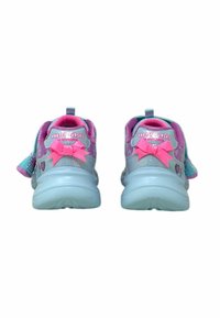 Sneakers per bambini in blu e rosa con accenti luccicanti, caratterizzati da un grande fiocco rosa sul tallone e un design giocoso con cuori.
