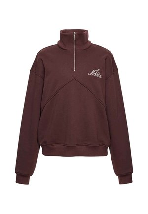 Ruda marginta su aukštu apykakliu, pusiau užtraukiama priekyje ir tekstūruota medžiaga. Ryškūs unikalūs siūlių raštai ir balta siuvinėta logotipo detalė ant krūtinės.