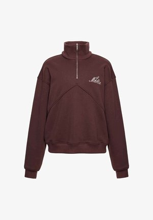 Brązowa bluza z wysokim kołnierzem, półzamkiem z przodu i teksturowaną tkaniną. Posiada unikalny wzór szwów oraz biały haftowany logo na piersi.