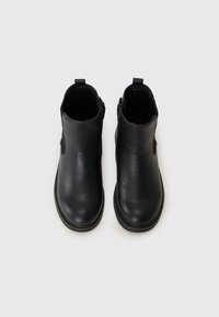 Sorte svart lær ankelstøvler med en glatt overflate, rund tå, glidelåslukking på siden og tekstildetaljer. Designet for enkel bruk.