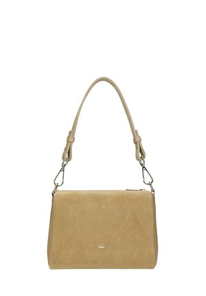 Sac à main rectangulaire en daim beige avec bandoulière amovible et petit logo argenté au centre devant.
