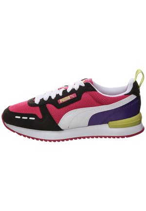 Różowo-czarno-biało-fioletowy but sportowy Puma z białymi sznurowadłami, żółtą pętlą z tyłu i białym paskiem z logo Puma po boku.