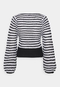 Pull en maille rayé noir et blanc avec un col carré, des manches longues bouffantes et un ourlet noir côtelé ajusté.