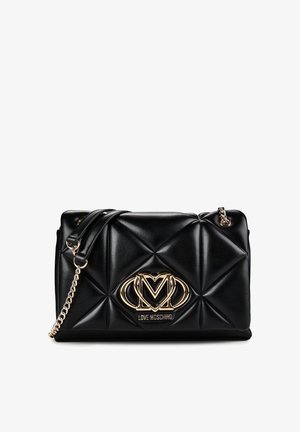 Fekete tűzött bőr válltáska arany színű láncpánttal és arany színű Love Moschino logóval az elülső fedéllel.